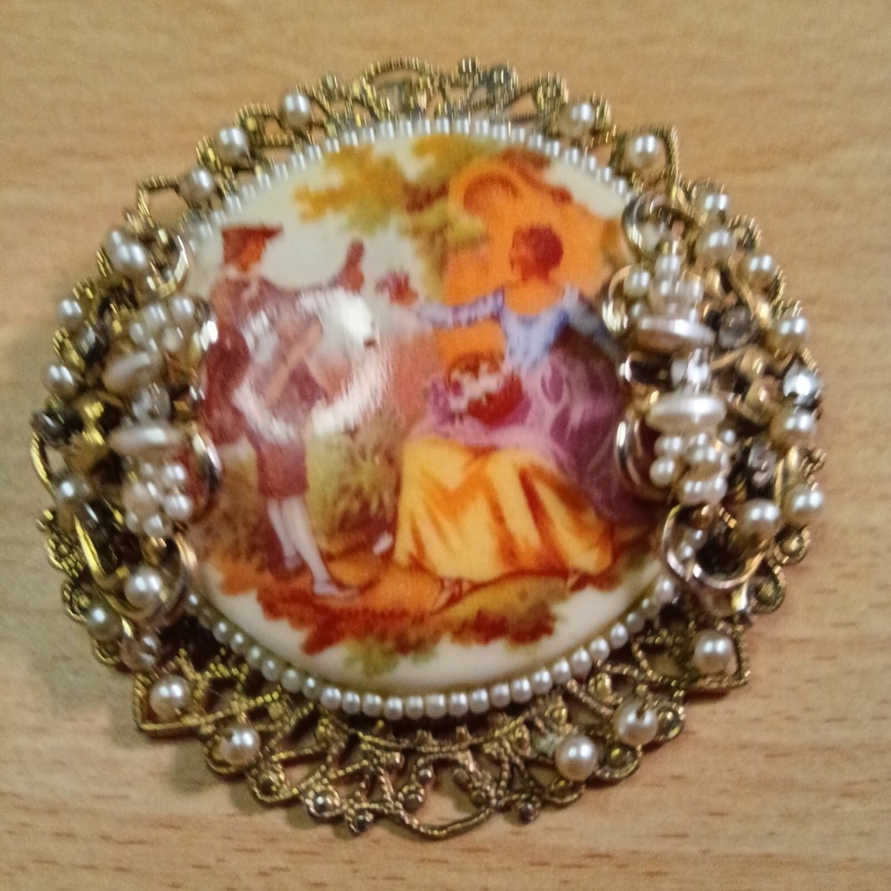 Vintage Hand painted Porcelain Goldtone Brooch